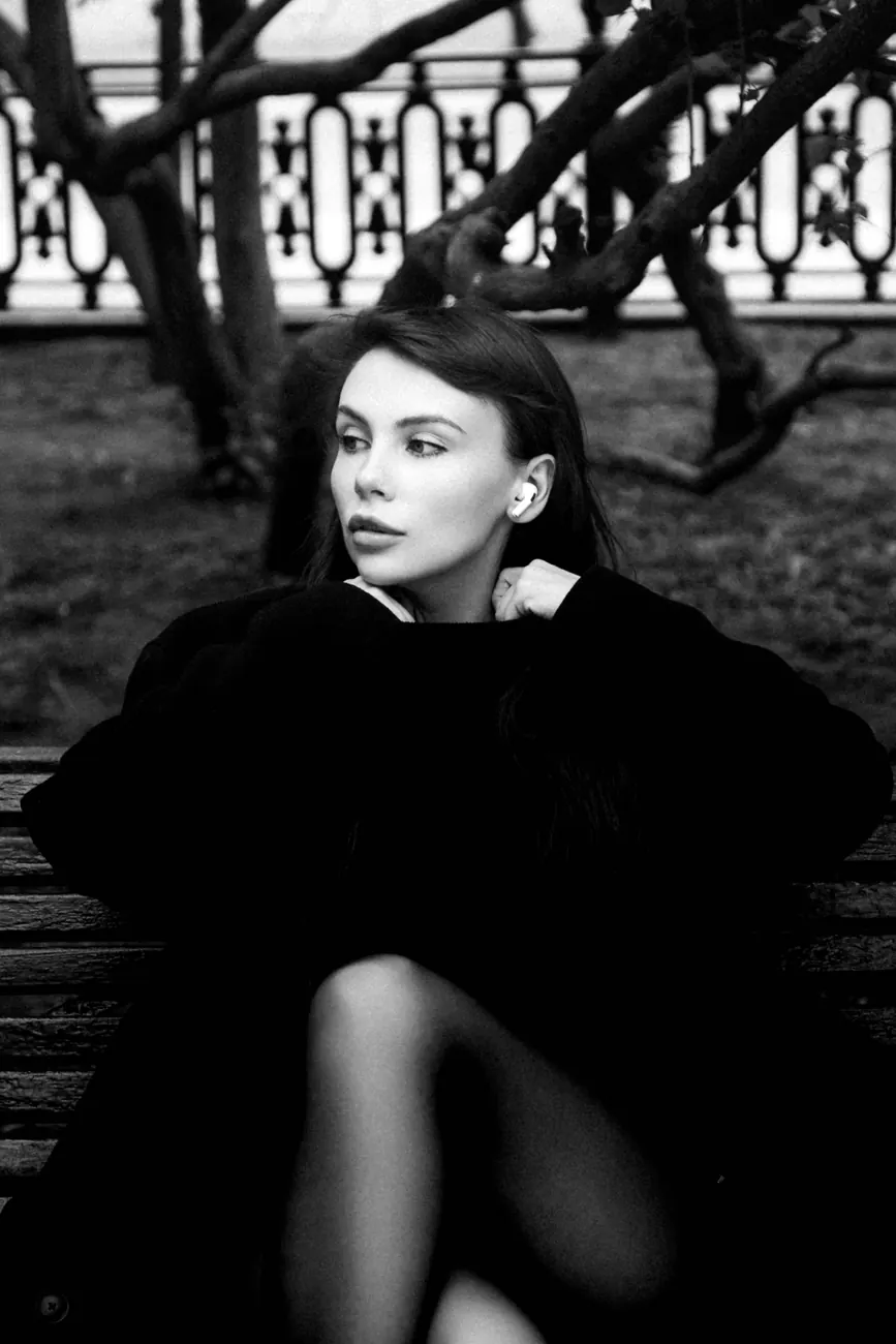 Черно-белый editorial-портрет на улице